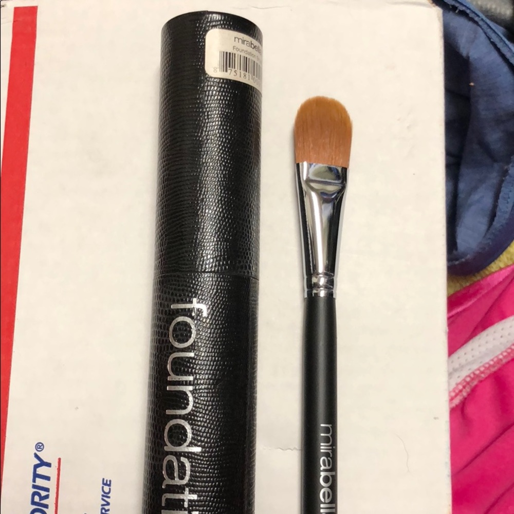 Mirabella foundation Brush